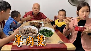 小鳳做的羊肉煲香氣十足，剛上桌就瘋狂被瓜分，光哥險些都沒吃到【田野小鳳】