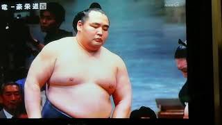 大相撲秋場所2018年14日目。鶴竜対豪栄道