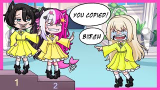 COPYING OUTFITS & CHEATING in Dress To Impress...