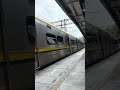 微笑區間車進站了 emu800