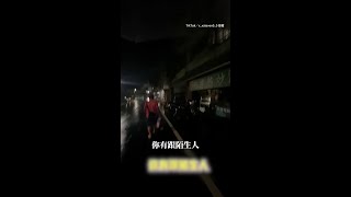 暖男幫陌生人幫撐傘　被阿伯1句話惹心酸 #shorts