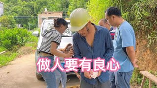 【辣妹小娟】农民工被无良包工头打，幸好遇到好心老板出手相助