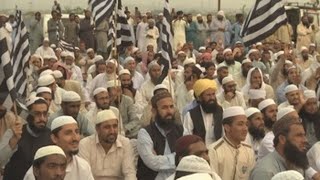 Partido islamista corta las carreteras en Pakistán para derribar a Khan