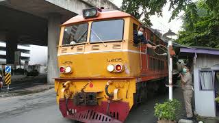 ขบวนรถไฟด่วนดำ 632 ผ่านจุดตัดทางรถไฟถนนนิคมมักกะสัน