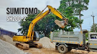 มาซื้อหินคลุกมีโอกาสได้มาเจอกับ SUMITOMO SH200-2 งานเบาๆแบบนี้คุณปู่สบายมาก