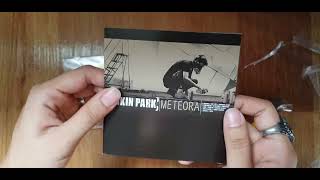 Unboxing Linkin Park's Meteora CD.