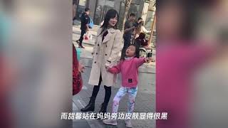 李小璐带甜馨外出游玩,自己打扮时髦却给女儿穿得像村姑