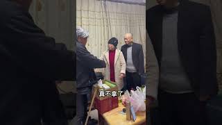 人人都献出一点爱！就是美好的明天！扮演老人 传递正能量 人间有爱处处有温暖 大傻