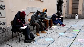 Pavia, la protesta degli studenti del Cairoli: lezione per strada