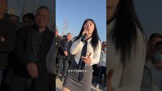 农村美女热情大方，不仅身材火辣，唱歌也非常好听！你们觉得她表演的怎么样？ #户外唱歌 #翻唱歌手 #農村歌手#shorts