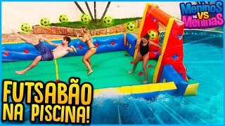 MENINOS VS MENINAS: FUTSABÃO NA PISCINA!! [ REZENDE EVIL ]