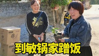 男二号休假回村了，妈妈准备了土货带过去，还不忘到敏锅家蹭顿饭【男二号V】