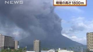 桜島が2度にわたり噴火　鹿児島市内で降灰（10/06/03）