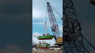 Detik detik crane mengangkat kapal di galangan