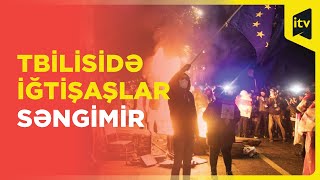 Gürcüstanda minlərlə insan parlament binası qarşısına toplaşıb