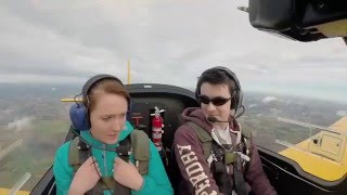 Un pilote fait peur à ses amis pendant un vol acrobatique