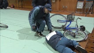 スタントマンが自転車の傘さし運転などの事故を再現　高松市の高校生に交通安全の注意を呼び掛け