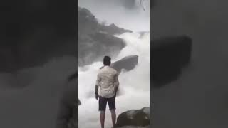  El influencer de 23 años de edad, Sharath Kumar, falleció mientras  grabarse junto a las cataratas