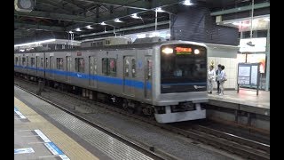 夜の登戸駅に到着する小田急線下りの3000形と8000形の混合編成