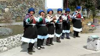 China - Nakhi women chanting