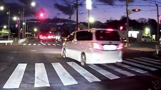 右折レーンから赤信号突破であわや歩行者に・・・ traffic accident