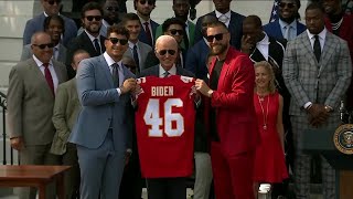 Chiefs, Patrick Mahomes, Travis Kelce present President Biden with jersey at the White House