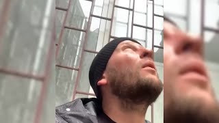 Момент прилета ракеты в Харькове прямо над головой украинского волонтера