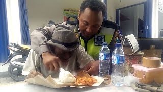 Polisi Berhati Mulia Beri Makan Seorang Kakek, Videonya Bikin Banjir Air Mata