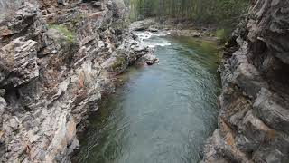 Descend through crevice down to Findlay Creek