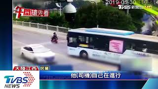 吊車突然側翻！　路人驚險閃身逃過一劫