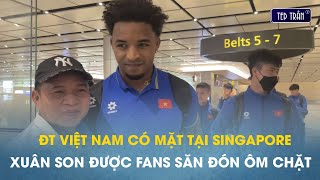 Cận cảnh Xuân Son và ĐT Việt Nam có mặt tại sân bay Singapore được fans săn đón tặng hoa