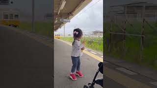 2歳、電車と記念撮影のタイミング間違えて待つ#shorts