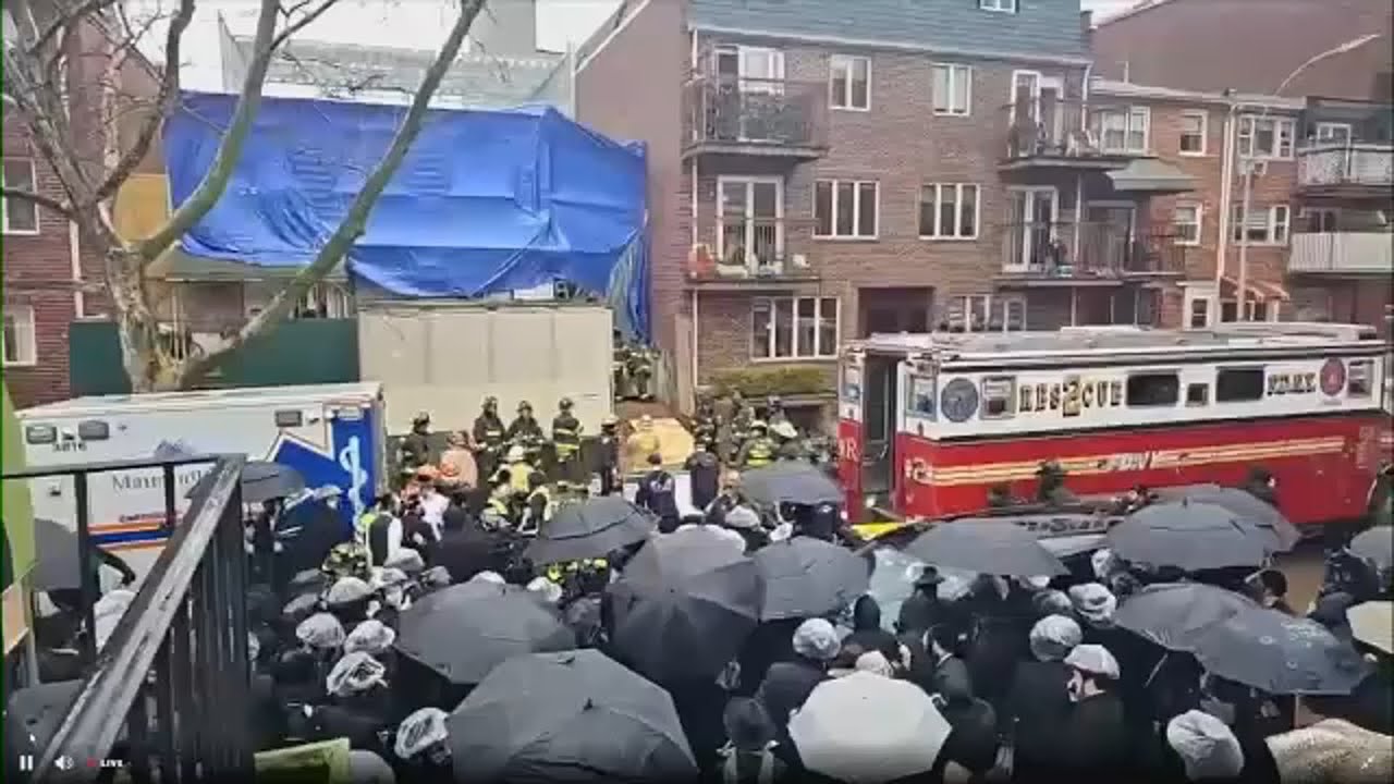 Worker Killed In Construction Site Collapse In Brooklyn - YouTube