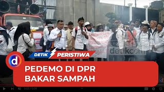 Demo di DPR, Massa Pegawai Honorer Bakar-bakar Sampah