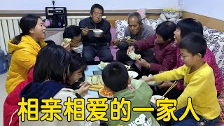 老妈和婆婆变法做改样饭，陈宏叫上大舅哥一起热闹，老爸高兴赞不绝口【姑嫂一家亲】