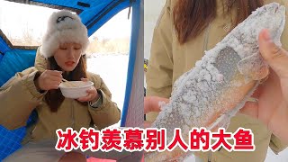 The northeast of the country's fishing tour: there are huge objects hidden under the river ice, one