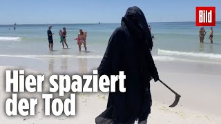 Mit Kutte und Sense am Meer: Einsamer Protest gegen die Öffnung der Strände