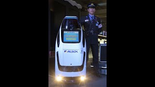 羽田空港でロボットを公開