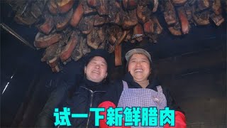 丈母娘喜欢吃蘑菇，冬宝去山里扯两种，和刚熏的腊肉一锅炖，真香