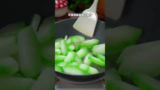 这样做的冬瓜腐皮鸡蛋汤，汤鲜味美，非常营养，小孩和老人都非常爱喝冬瓜汤 冬瓜腐皮鸡蛋汤 美食教程 抖音美食推荐官