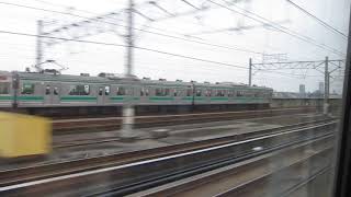 上越新幹線から埼京線電車を追い抜く（車内から）