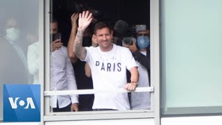 Lionel Messi Waves from Airport Window Upon Arrival in Paris