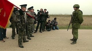Un acalorado intercambio verbal entre soldados rusos y ucranianos en Crimea
