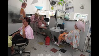 672 6  three mature ladies wetset and wash in Kultsalon   trailer