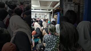 Halte busway penuh calon penumpang