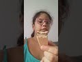 eu oferecendo um biscoito