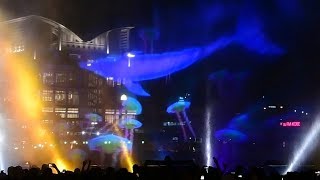 夜空に浮かぶサメ、降りかかる水しぶき　神戸ハーバーランドで水と光と映像のイベント