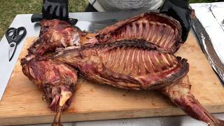 Egész bárány grillezése.