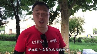 小伙兼职摆摊卖花甲，一个月收入3万，现在小吃生意这么赚钱吗