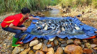 The boy used a tarpaulin to make a fish trap.The way to trap fish is simple but extremely effective